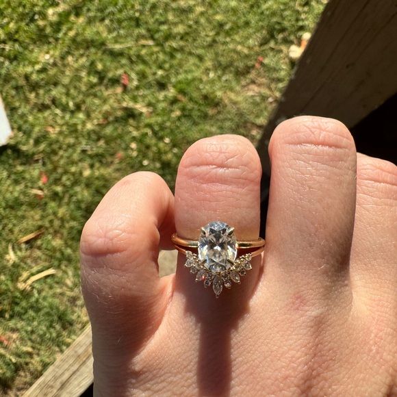 Moissanite wedding band in 14k gold - Picture 3 of 5